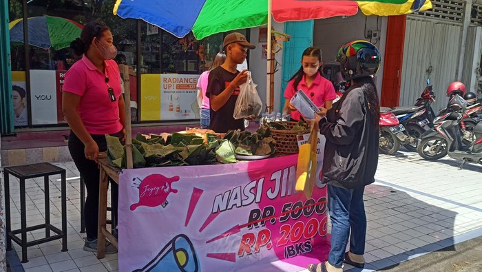 Masyarakat saat membeli nasi jinggo dengan harga Rp 2 ribu per bungkus di Karangasem, Bali, Jumat (9/12/2022).