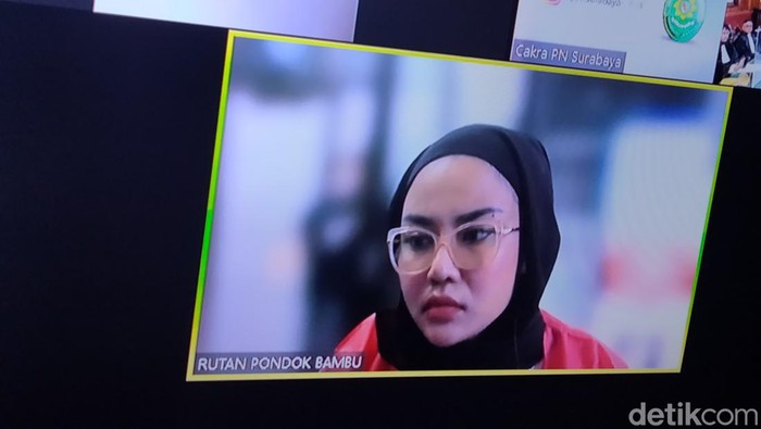 Medina Zein saat mengikuti persidangan Tas Hermes palsu secara daring