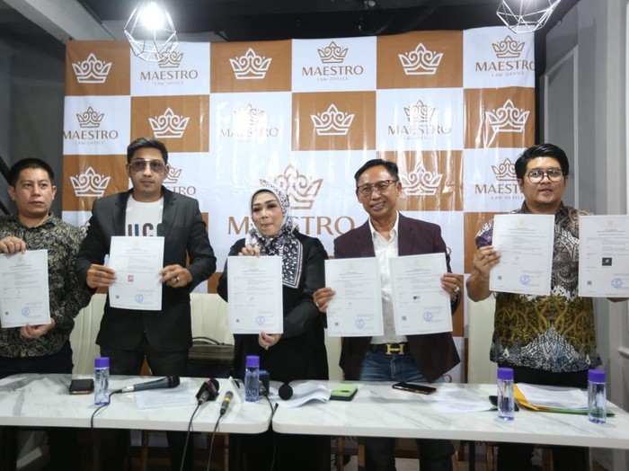 Penyerahan merek dagang salah satu produk kecantikan Medina Zein.