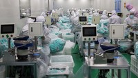 Masker-masker ini diproduksi untuk persediaan di tengah meningkatnya COVID-19 di China.