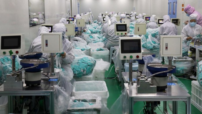Kasus COVID-19 di China semakin meningkat. Para pekerja pabrik masker bekerja ekstra memproduksi masker lebih banyak.