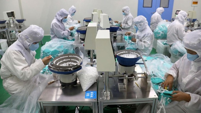 Kasus COVID-19 di China semakin meningkat. Para pekerja pabrik masker bekerja ekstra memproduksi masker lebih banyak.