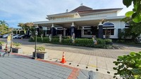 Saat ini The Royale Krakatau memiliki 248 kamar dan fasilitas lainnya seperti restaurant, meeting room dan convention hall.