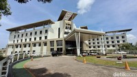 Hotel yang memiliki 5 lantai dengan total kamar 99 unit yang terdiri dari type Deluxe sebanyak 95 unit dan type Suite sebanyak 4 unit. Ditambah lagi dengan cottage yangtotal seluruhnya kamar yang tersedia menjadi 248 unit.