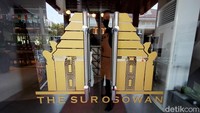 Restoran ini sebenarnya bukanlah tempat baru, melainkan sebuah transformasi dari ‘The Sapphire Restaurant’ yang berada di area The Royale Krakatau Hotel, Cilegon, sebagai unit bisnis dari anak perusahaan Krakatau Steel di bawah naungan Krakatau Sarana Properti (KSP) dan lantas berganti nama.