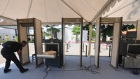 Pasukan Pengamanan Presiden (Paspampres) memasang alat pintu metal detektor untuk persiapan acara resepsi ngunduh mantu pernikahan putra bungsu Presiden Joko Widodo, Kaesang Pangarep dengan Erina Gudono di Pura Mangkunegaran, Solo, Jawa Tengah, Jumat (9/12/2022).