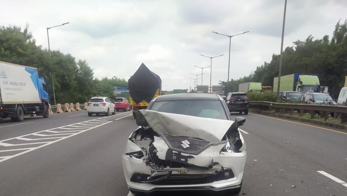 Mobil kecelakaan di Tol JORR hingga lawan arah