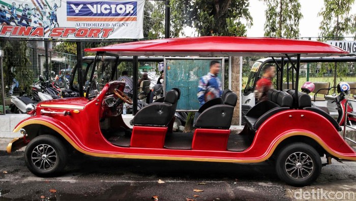 Mobil Listrik Siap Antar Tamu Undangan Pernikahan Kaesang-Erina Sejumlah mobil listrik terparkir di Lapangan Kentungan, Purwosari, Sleman. Mobil ini akan mengangkut tamu undangan pernikahan Kaesang-Erina.