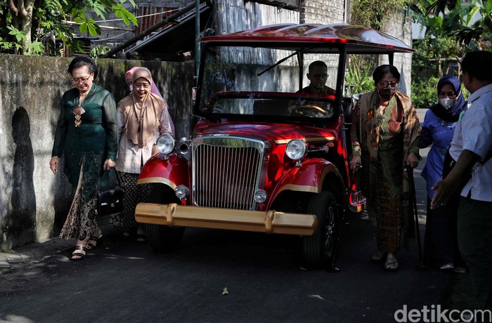 Sejumlah mobil listrik terparkir di Lapangan Kentungan, Purwosari, Sleman. Mobil ini akan mengangkut tamu undangan pernikahan Kaesang-Erina.