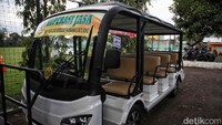 Mobil listrik ini bersiaga di Lapangan Kentungan di Jalan Kaliurang No 29-C, Condongcatur, Kecamatan Depok, Sleman.