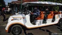 Untuk sekali jalan mobil listrik buatan UGM tersebut bisa membawa delapan orang termasuk pengemudi.