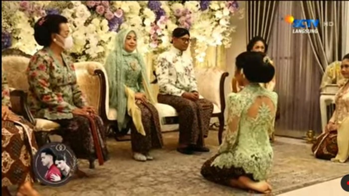 Tangkapan layar dari siaran langsung SCTV saat Erina Gudono memohon doa restu kepada ibu dan kakaknya di kediamannya di Sleman, Jumat (9/12/2022) pagi.