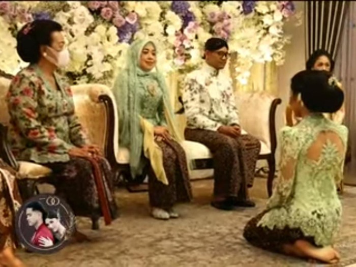 Tangkapan layar dari siaran langsung SCTV saat Erina Gudono memohon doa restu kepada ibu dan kakaknya di kediamannya di Sleman, Jumat (9/12/2022) pagi.