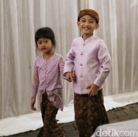 Saat dampingi Jokowi, Jan Ethes terlihat menggandeng Sedah Mirah.