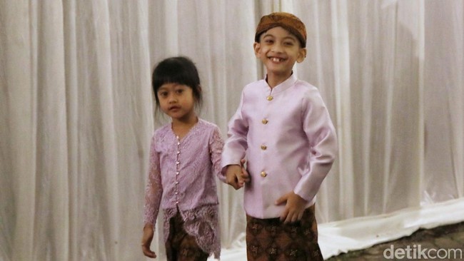 Saat dampingi Jokowi, Jan Ethes terlihat menggandeng Sedah Mirah.