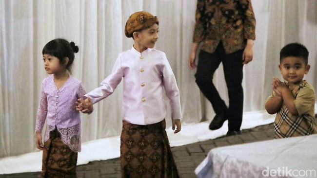 Presiden Jokowi hadir bersama keluarga dengan membawa seserahan dalam prosesi midodareni untuk pernikahan Kaesang - Erina.