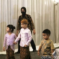 Cucu presiden Joko Widodo beserta keluarga tiba di kediaman Erina Gudono di kawasan Purwosari, Sleman, Yogyakarta, Jumat (9/12/2022).