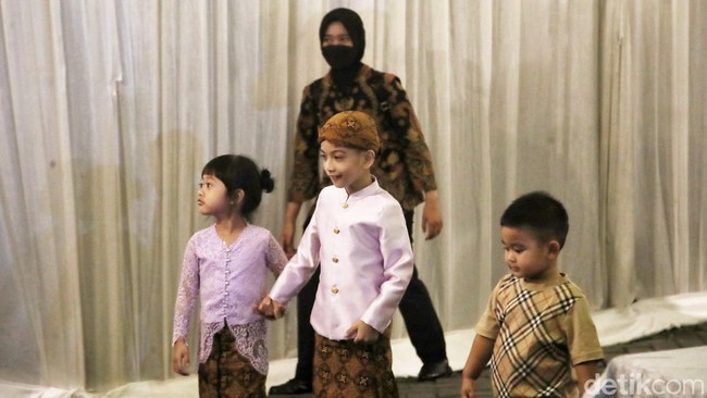 Cucu presiden Joko Widodo beserta keluarga tiba di kediaman Erina Gudono di kawasan Purwosari, Sleman, Yogyakarta, Jumat (9/12/2022).