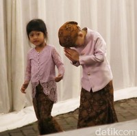 Momen ini menjadi perhatian para tamu karna tingkahnya yang menggemaskan.