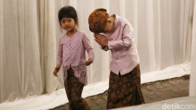 Momen ini menjadi perhatian para tamu karna tingkahnya yang menggemaskan.