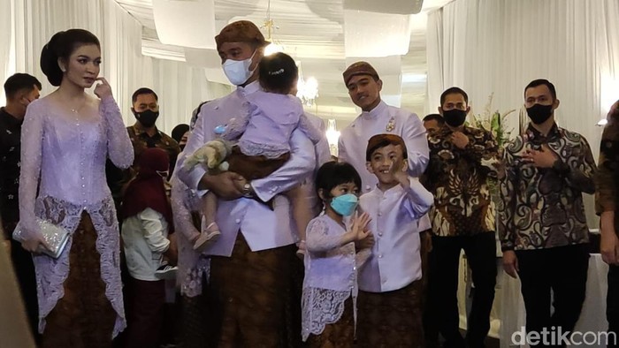 Momen Jokowi sekeluarga di kediaman Erina calon istri Kaesang di Sleman, Jumat (9/12/2022).