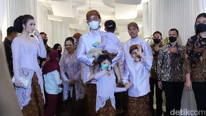 Momen Jokowi sekeluarga di kediaman Erina calon istri Kaesang di Sleman, Jumat (9/12/2022).