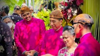 Usai acara siraman selesai, Presiden Jokowi Widodo menemui awak media dengan didampingi oleh Ibu Negera Iriana Joko Widodo, Kaesang Pangarep dan menantunya Bobby Nasution. (Dok. Muchlis Jr)