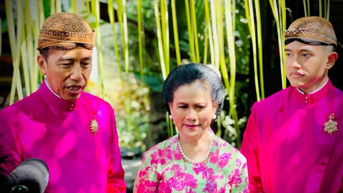 Momen Jokowi Ungkap Prosesi Siraman Kaesang, Lancar-Banjir Tangisan Presiden Joko Widodo (kiri) dan Ibu Negara Iriana Joko Widodo (tengah) bersama putra bungsu Kaesang Pangarep (kanan) memberikan keterangan kepada wartawan usai prosesi siraman calon pengantin di Sumber, Banjarsari, Solo, Jawa Tengah, Jumat (9/12/2022).