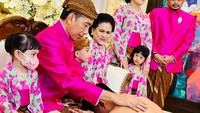 Kaesang lalu melakukan sungkem kepada ayahnya Jokowi. Laily Rachev/Tim Media Pernikahan Kaesang-Erina.