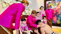 Sedah Mirah tampak hadir bersama kedua orang tuanya menyaksikan prosesi sungkeman Kaesang.