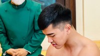 Kaesang Pangarep menundukkan kepala saat memohon doa restu di hadapan kedua orang tuanya, Presiden Jokowi dan Ibu Negara Iriana. Foto: dok Laily Rachev