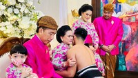 Kaesang Pangarep menyentuhkan pipinya ke pipi ibundanya usai sungkem. Iriana tampak terharu saat memberikan restu kepada putra bungsunya ini. Foto: dok Laily Rachev