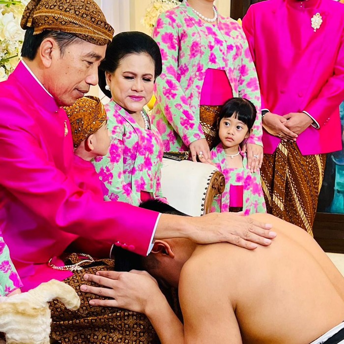 Momen Kaesang Pangarep sungkem menjelang siraman, Solo, Jumat (9/12/2022).