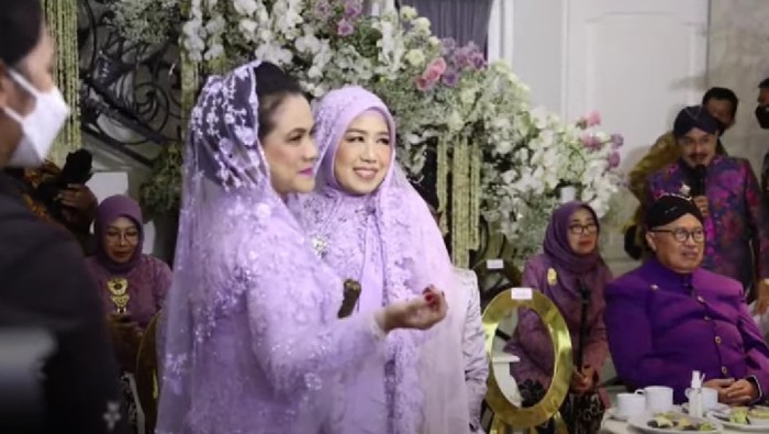Momen Kaesang Titip Bunga untuk Erina yang Masih Dipingit, Sleman, Jumat (9/12/2022).