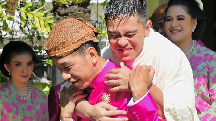 Momen Presiden Joko Widodo (Jokowi) menggendong putra bungsunya, Kaesang Pangarep, usai ritual siraman di kediamannya di Solo, Jumat (9/12/2022).