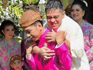 Momen Jokowi Gendong Kaesang yang Basah Kuyup Usai Siraman