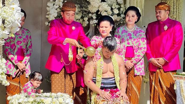 Momen siraman Kaesang di kediaman Jokowi di Sumber, Solo, Jumat (9/12/2022).
