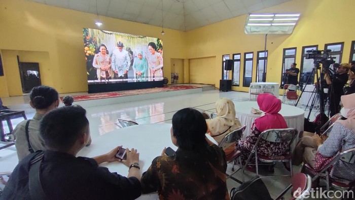Momen warga menonton rangkaian upacara adat jelang pernikahan Kaesang-Erina di gedung dekat kediaman Erina di Sleman, Jumat (9/12/2022).