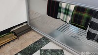 Fasilitas sarung di musala di MBK Center Bangkok.