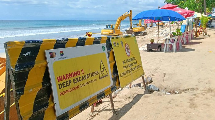 Papan peringatan dipasang di pantai agar para wisatawan berhati-hati saat beraktivitas dan menikmati keindahan Pantai Kuta.