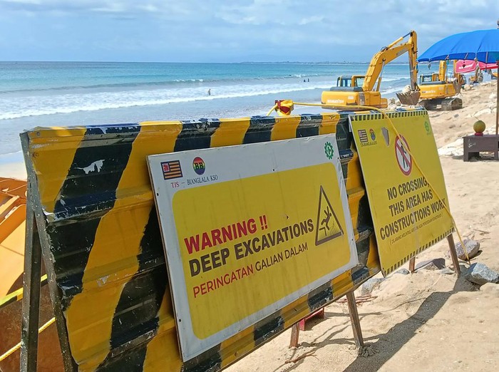 Papan peringatan dipasang di pantai agar para wisatawan berhati-hati saat beraktivitas dan menikmati keindahan Pantai Kuta.