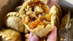 Nikmatnya Pastel Premium yang Isinya Padat Dicocol Saus Kacang