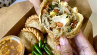 Pada pastel Sultan kamu akan mendapatkan isian bihun yang ditumis bersama wortel, kentang, daun bawang, dan potongan daging ayam. Setiap pastel juga ditambahkan isian irisan telur. Foto: detikFood / Yenny Mustika Sari