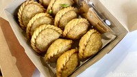 Gerai Pastellia juga termasuk menawarkan pastel premium, namun harganya masih terjangkau. Kami membeli pastel dari Pastellia yang ada di Pasar Mayestik dengan harga Rp 8.000 per buah. Foto: detikFood / Yenny Mustika Sari