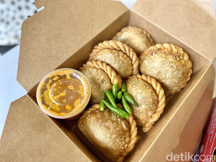 Nikmatnya Pastel Premium yang Isinya Padat Dicocol Saus Kacang