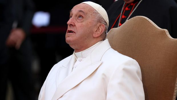 Paus Fransiskus berdoa di depan Tiang Maria Dikandung Tanpa Noda pada 08 Desember 2022 di Roma, Italia. Tradisi kepausan ini menandai dimulainya musim Natal saat Paus mengunjungi monumen dan memahkotai patung Maria dengan karangan bunga. Tahun ini, Paus memusatkan doanya, secara khusus, pada perdamaian di dunia, dan terutama untuk perdamaian di Ukraina yang 