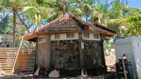 Pekerja juga tampak menggarap toilet yang akan dibuat dengan standar hotel internasional. Foto: Triwidiyanti/detikBali