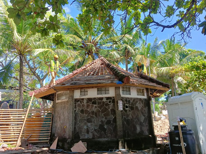 Pekerja juga tampak menggarap toilet yang akan dibuat dengan standar hotel internasional.