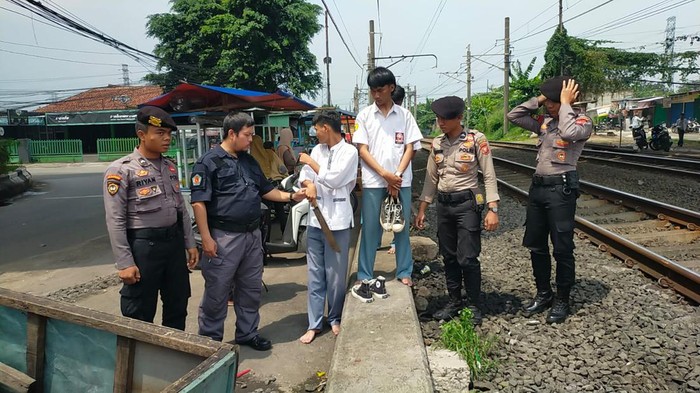 Pelajar SMK di Bogor kedapatan membawa golok di tas