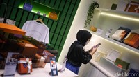 Seorang pengunjung mengambil foto suasana yang ada di gerai tersebut.